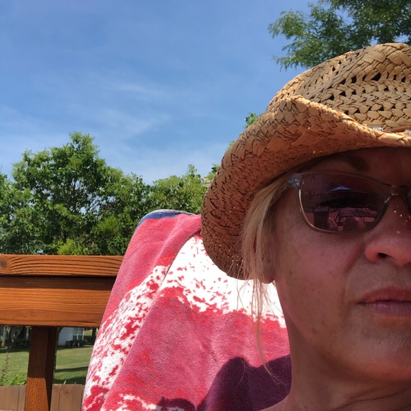Meet your Posher, Debra - Picture 1 of 1